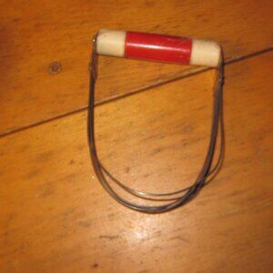 VTG WOOD HANDLE RED WHITE PASTRY CUTTER NOTHING LIKE THE OLD TOOLS